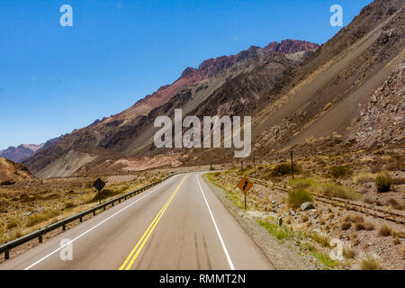 Die nationale Route 7 (Ruta Nacional 7), hier in den Anden, Kreuze Argentinien von Osten nach Westen anschließen von Buenos Aires nach Santiago de Chile Stockfoto