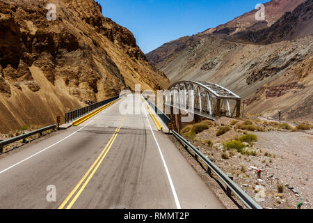 Die nationale Route 7 (Ruta Nacional 7), hier in den Anden, Kreuze Argentinien von Osten nach Westen anschließen von Buenos Aires nach Santiago de Chile Stockfoto