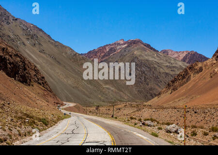 Die nationale Route 7 (Ruta Nacional 7), hier in den Anden, Kreuze Argentinien von Osten nach Westen anschließen von Buenos Aires nach Santiago de Chile Stockfoto