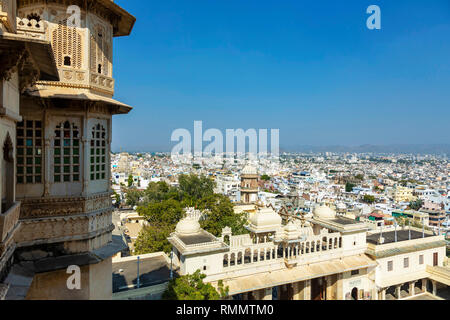 Blick auf die Stadt von Udaipur City Palace, Udaipur, Rajasthan Stockfoto