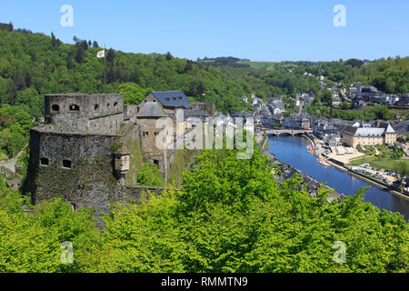 Panoramablick über das 10. Jahrhundert Bouillon Burg und Stadt entlang der Semois in Bouillon, Belgien Stockfoto