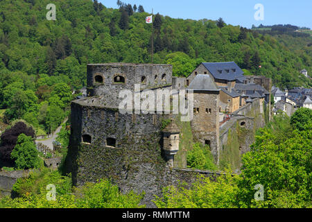 Panoramablick über das 10. Jahrhundert Bouillon Burg und Stadt entlang der Semois in Bouillon, Belgien Stockfoto