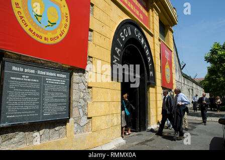 Touristen, die das Gefängnis Hoa Lo, auch Hanoi Hilton, Hanoi, Vietnam genannt, betreten Stockfoto