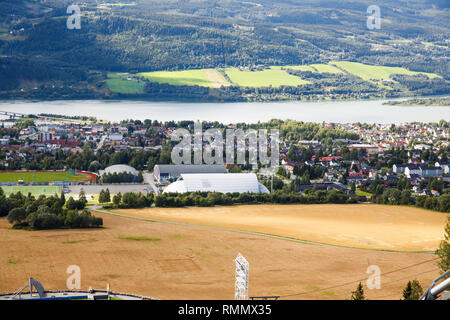 Landschaft mit Weizen, Feld, Fluss und Häuser im Norwegischen Lillehammer Stadt. Stockfoto