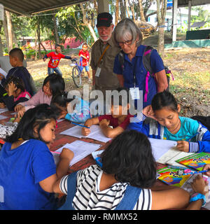 Kaukasische paar Kinder beobachten in einem thailändischen Klassenzimmer Stockfoto
