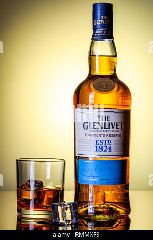 SAN ANTONIO, TX - Dezember 31, 2019 - 1 Flasche reserve Single Malt Scotch Whisky der Glenlivet Gründer mit Glas und Eis auf einer reflektierenden Oberfläche Stockfoto