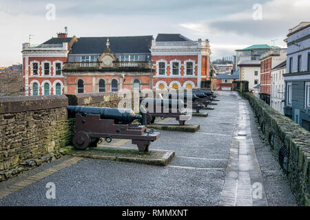 Das ist ein Bild des alten Belagerung Kanonen auf historischen Mauern von Derry in Nordirland Stockfoto