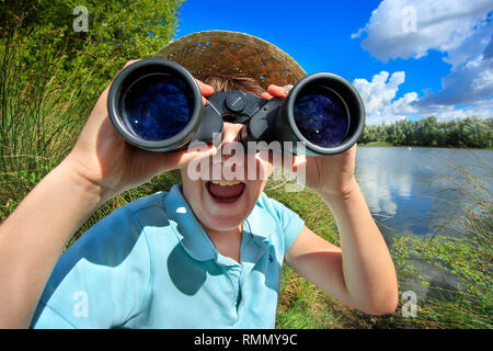 Montmacq (Nordfrankreich): Teiche von Plessis-Brion, Vogelschutzgebiet. Junge Natur beobachten durch ein Fernglas Stockfoto