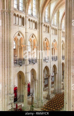 Der Kathedrale von Noyon (Cathedrale Notre-Dame de Noyon), Nordfrankreich: Innenansicht der Kathedrale, ohne dass jemand innerhalb Stockfoto