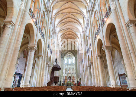 Der Kathedrale von Noyon (Cathedrale Notre-Dame de Noyon), Nordfrankreich: Innenansicht der Kathedrale, ohne dass jemand innerhalb Stockfoto