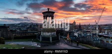 Blick vom Carlton Hill über Edinburgh mit Dugald Stewart Denkmal bei Sonnenuntergang Stockfoto