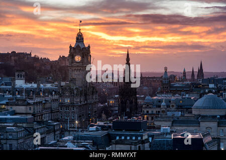 Blick vom Carlton Hill über Edinburgh mit der Balmoral bei Sonnenuntergang Stockfoto