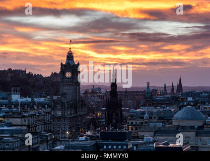 Blick vom Carlton Hill über Edinburgh mit der Balmoral bei Sonnenuntergang Stockfoto