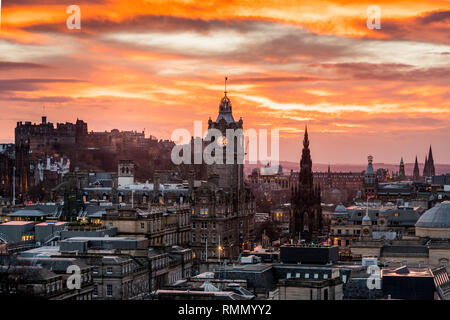 Blick vom Carlton Hill über Edinburgh mit der Balmoral bei Sonnenuntergang Stockfoto