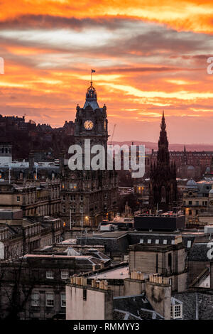 Blick vom Carlton Hill über Edinburgh mit der Balmoral bei Sonnenuntergang Stockfoto