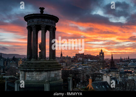 Blick vom Carlton Hill über Edinburgh mit Dugald Stewart Denkmal bei Sonnenuntergang Stockfoto