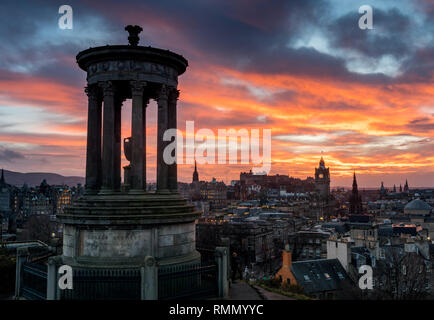 Blick vom Carlton Hill über Edinburgh mit Dugald Stewart Denkmal bei Sonnenuntergang Stockfoto