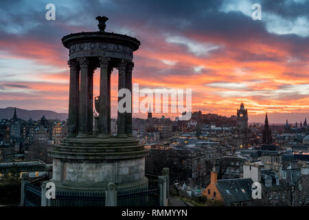 Blick vom Carlton Hill über Edinburgh mit der Balmoral bei Sonnenuntergang Stockfoto