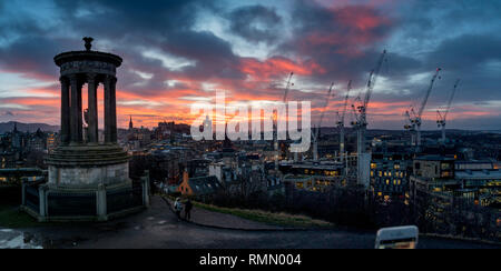 Blick vom Carlton Hill über Edinburgh mit Dugald Stewart Denkmal bei Sonnenuntergang Stockfoto