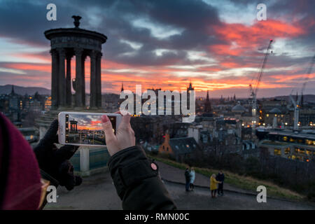 Smartphone Fotografie in Edinburgh Stockfoto