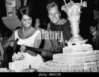 Sophia Loren und Charlton Heston in Rom, Italien, feiern die Fertigstellung des Films, "El Cid" (1961) Datei Referenz # 33751 380 THA Stockfoto