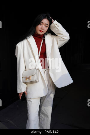 Fashionista in Weiß gekleidet und trägt eine Hermes Tasche im Herbst/Winter 2019 London Fashion Woche außerhalb der BFC zeigen, Space, London. Stockfoto