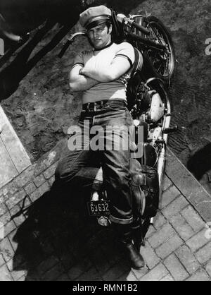 Werbung Foto von Marlon Brando liegend auf einem Motorrad, "Der Wilde" (1953) Columbia Pictures Datei Referenz # 33751 261 THA Stockfoto