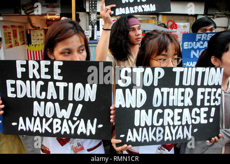 Philippinen. 15 Feb, 2019. Verschiedene Studenten protestieren, die Rückkehr der obligatorische Reserve Officer Training Corps zu stoppen. (ROTC) und Studiengebühren erhöht und andere Schule Gebühren vor der Universität Santo Thomas (UST) in Manila City am 15. Februar 2019. Nach der Gruppe, die zusätzliche Kosten für ihre Eltern und auch angeblich Ergebnis Missbrauch auf die Studenten durch ROTC Offiziere. Credit: Gregorio B. Dantes jr./Pacific Press/Alamy leben Nachrichten Stockfoto