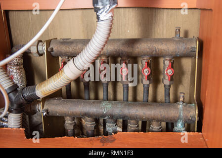Alte Waschbecken und Rohrleitungen, Kessel, Reparatur benötigen. Stockfoto