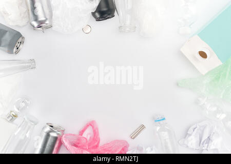 Blick von oben auf die Dosen, Plastik- und Glasflaschen, Batterien, Papier, Birne, Faltschachtel Flasche und Plastiktüten Stockfoto