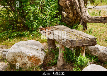 Alten Tisch aus Massivholz mit Steinen, Picknick Stockfoto