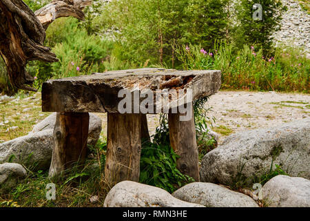 Alten Tisch aus Massivholz mit Steinen, Picknick Stockfoto