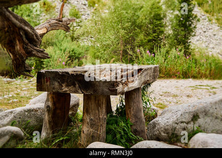 Alten Tisch aus Massivholz mit Steinen, Picknick Stockfoto