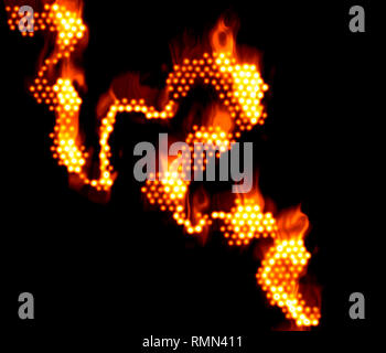 Brennende Blitz vom Feuer über schwarzen Hintergrund auffällig gemacht. Stockfoto