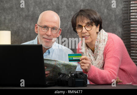 Ein älteres Paar, die online Einkäufe zu Hause Stockfoto