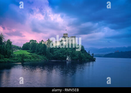 HDR-Bild von Niedzica Castle bei Sonnenuntergang in Niedzica, Kleinpolen Stockfoto