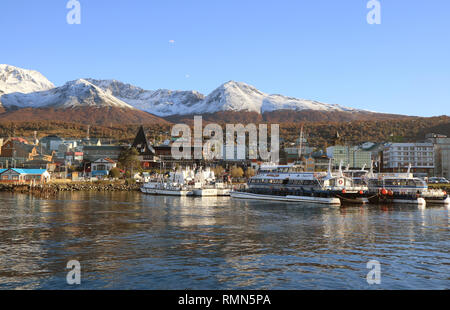 Hafen von Ushuaia mit dem hervorragenden Regierung Gebäude, Ushuaia, Argentinien, Südamerika Stockfoto