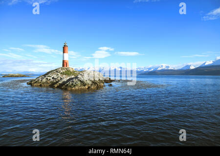 Rot-weiß gestreifte Leuchtturm Les Eclaireurs auf einem felsigen Inseln von Beagle Kanal, Ushuaia, Feuerland, Patagonien, Argentinien Stockfoto