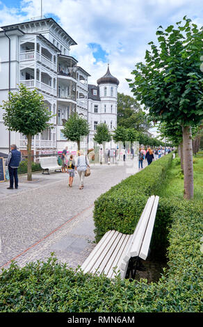 Promenade mit Hotels und Restaurants in Binz auf der Insel Rügen an der Ostsee. Mecklenburg-vorpommern, Deutschland Stockfoto