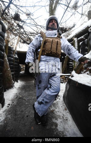 DPR Shakhtyorsk Division Kapitän und ex-coal Miner, genannt Name, Baikalsee, in einen Graben gesehen. Der Krieg zwischen der ukrainischen Armee und die Soldaten der Donezk Volksrepublik hat das Leben von 12.000 Menschen und diejenigen, die vertrieben wurden mehr als eine Million. Das im Jahr 2014 eskaliert. Trotz eines Waffenstillstandes im Ort, es ist offensichtlich, dass der Tod immer noch Auftritt von vorwiegend, Sniper, Mörtel und Minen. Der Bau von Schützengräben auf beiden Seiten von Niemandsland, (oft nur 100 m auseinander) haben eine statische noch aggressiver Konfrontation gewährleistet. Die minsk Waffenstillstandsvereinbarung und ständigen politischen Turbulenzen h Stockfoto