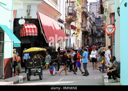 Havanna, Kuba - Januar 10, 2019: Der Alltag auf der Straße Obispo in der Altstadt von Havanna. Kuba Stockfoto