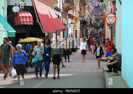 Havanna, Kuba - Januar 10, 2019: Der Alltag auf der Straße Obispo in der Altstadt von Havanna. Kuba Stockfoto