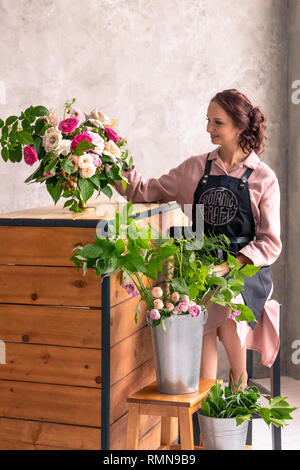 Schönen Blumenladen Mädchen macht eine professionelle Bouquet von Blumen und Pflanzen. Stockfoto