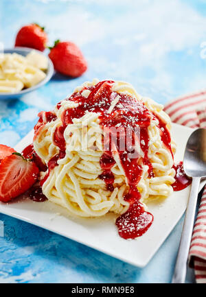 Spaghetti Eis Dessert mit Topping Erdbeer in der Nähe zu sehen. Stockfoto