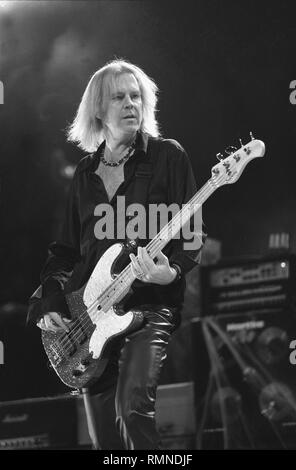 Bassist Tom Hamilton von der Rockband Aerosmith ist dargestellt auf der Bühne während einer "live"-Konzert aussehen. Stockfoto