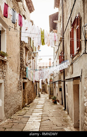 Wäsche aufhängen oben Gasse Stockfoto
