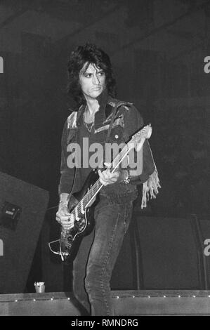 Gitarrist Joe Perry ist dargestellt auf der Bühne während einer "live"-Konzert Auftritt mit Aerosmith. Stockfoto