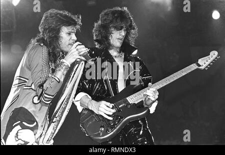 Sänger Steven Tyler und Gitarrist Joe Perry der Rockband Aerosmith dargestellt auf der Bühne während einer "live"-Konzert aussehen. Stockfoto