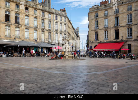 Bordeaux, Frankreich - 9. September 2018: Parlament Platz oder die Place du Parlement. Historischen Platz mit einem reich verzierten Brunnen, Cafés und Restaurants finden Sie in Stockfoto