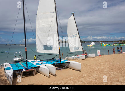 Katamarane am Strand, Reduit Beach, Rodney Bay, Gros Islet, St. Lucia, Kleine Antillen, Karibik Stockfoto